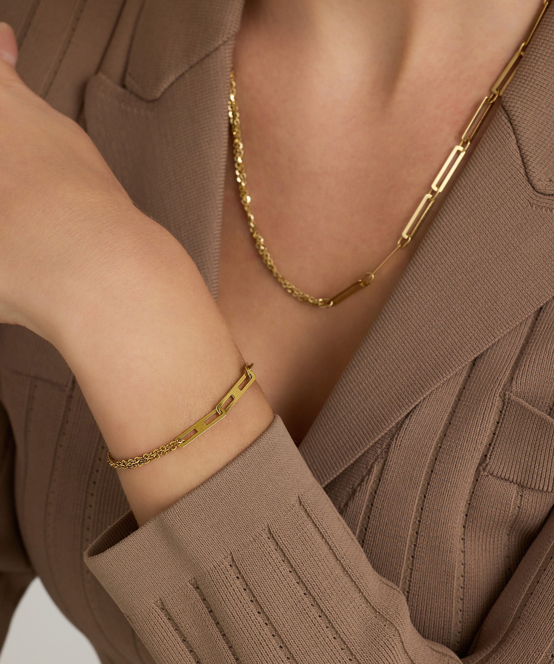 Mücevher Dünyasının İkonu: Cartier Altın Bileklik Modelleri ve Tarz Rehberi
