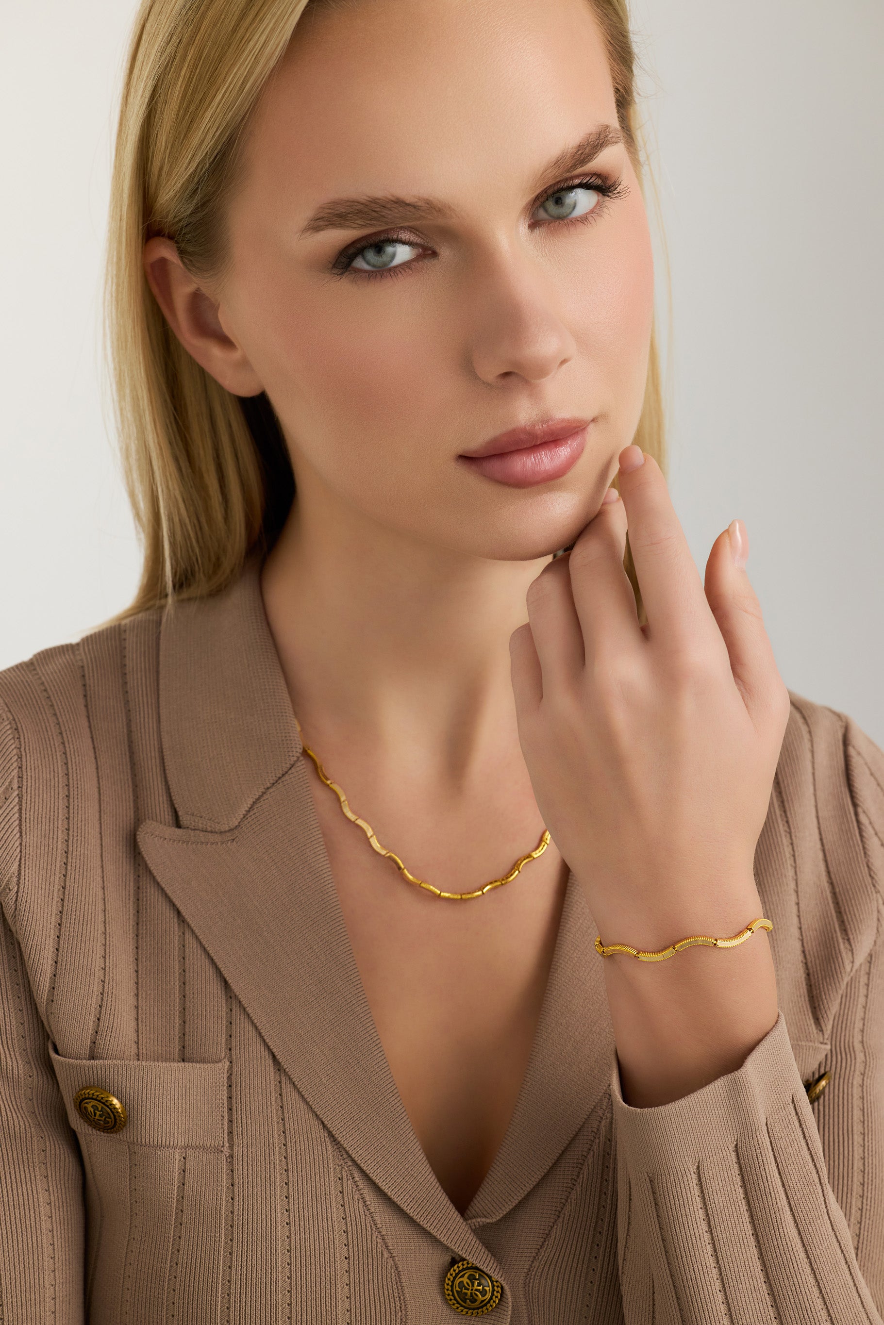 Dalgalı Formlu Modern Bileklik