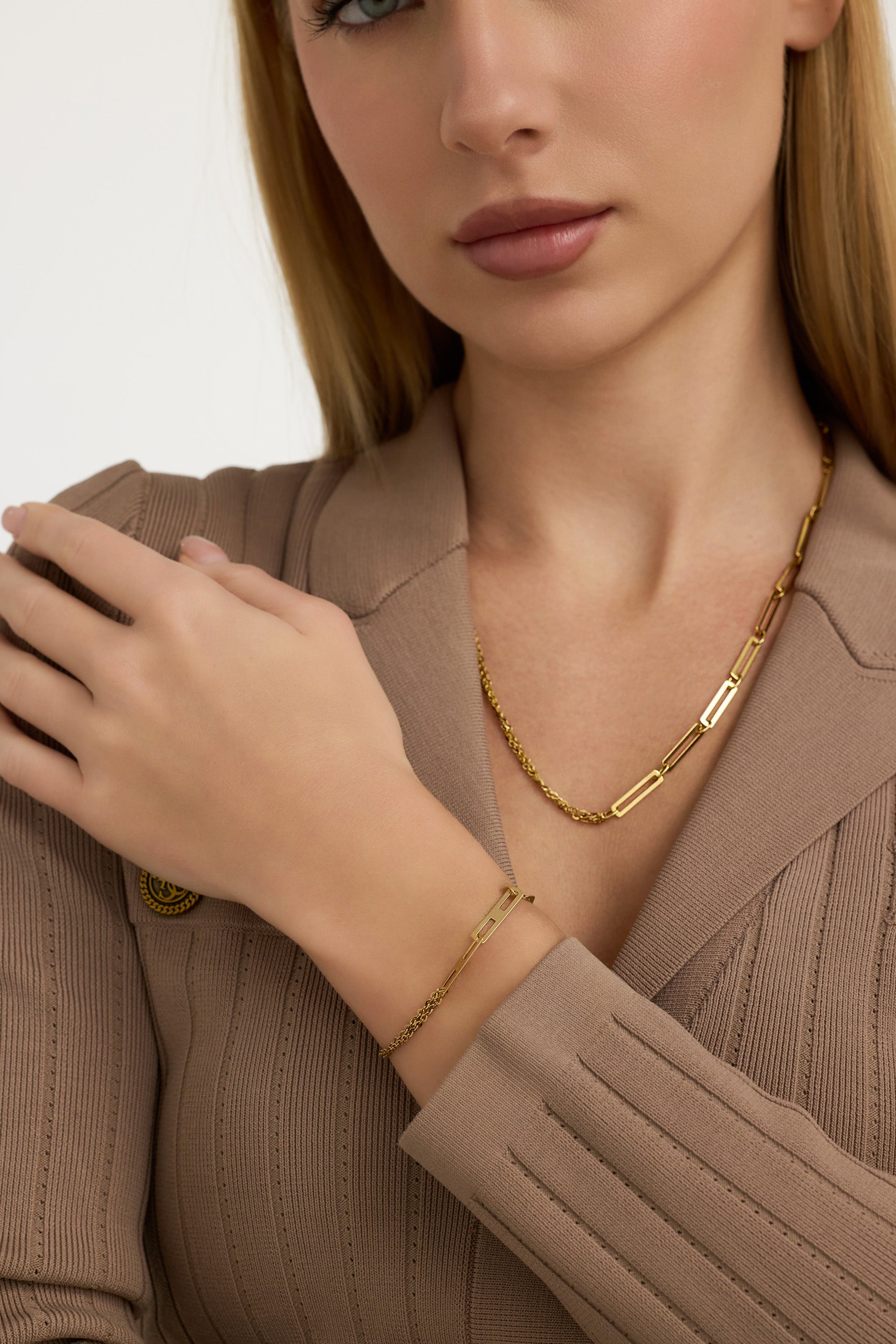 Asimetrik Ataç ve Çift Sıra Zincir Tasarım Kolye