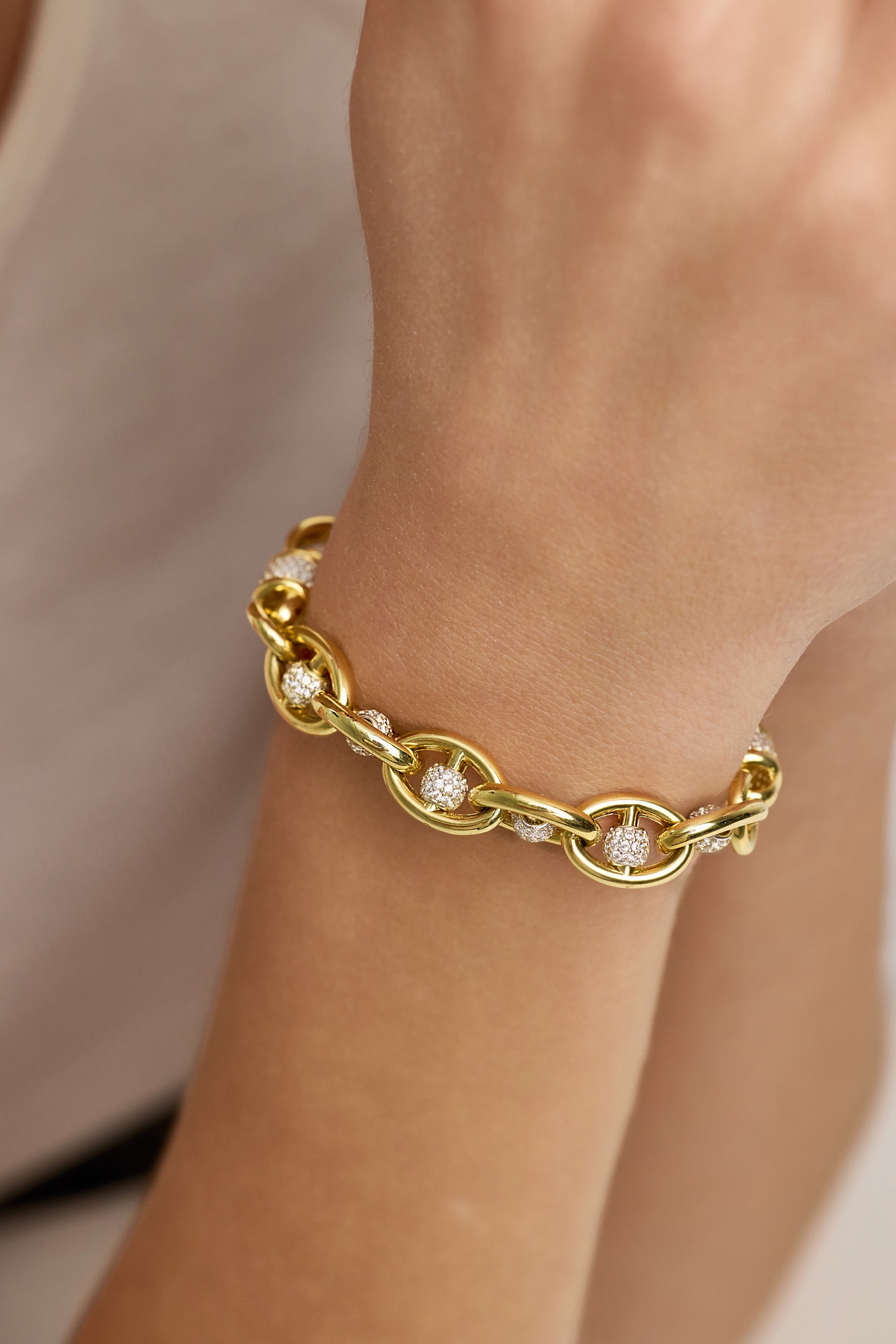 Işıltılı ve Silindir Detaylı Modern Halka Bileklik