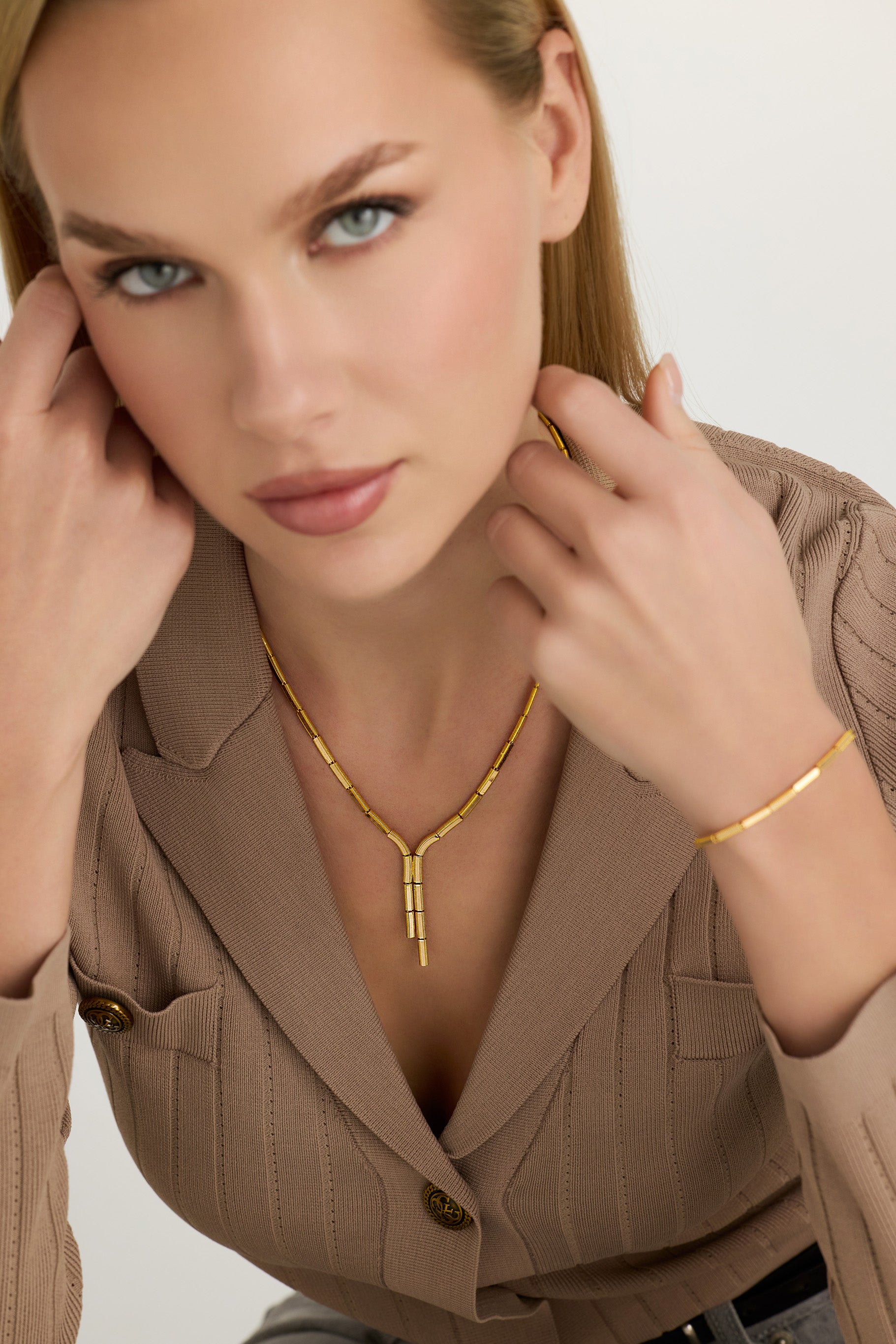 Çift Sıra Zincir Tasarımlı Asimetrik Sarkan Kolye