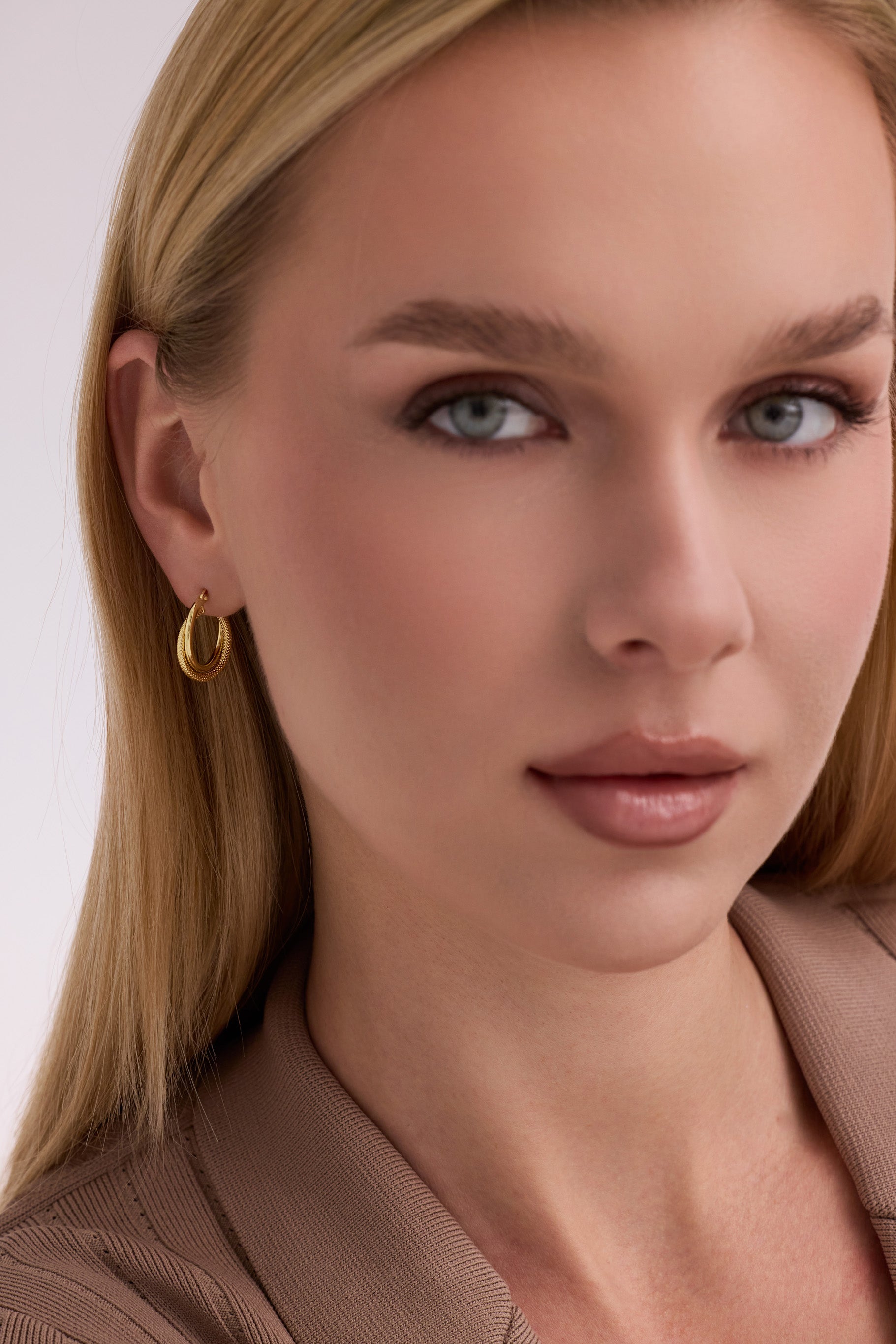 İkili Geçişli Kabartma Desenli Altın Küpe