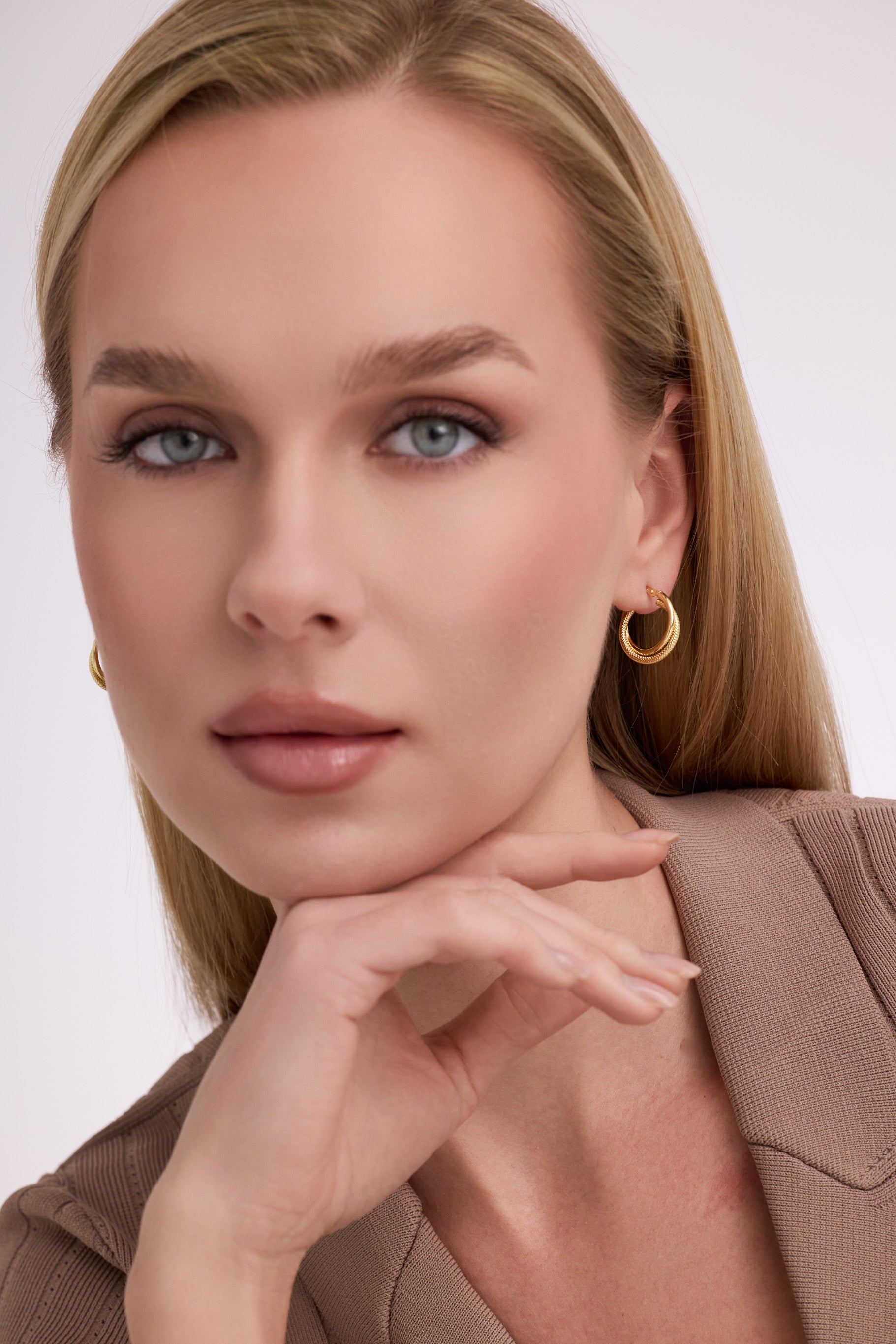 İkili Geçişli Kabartma Desenli Altın Küpe