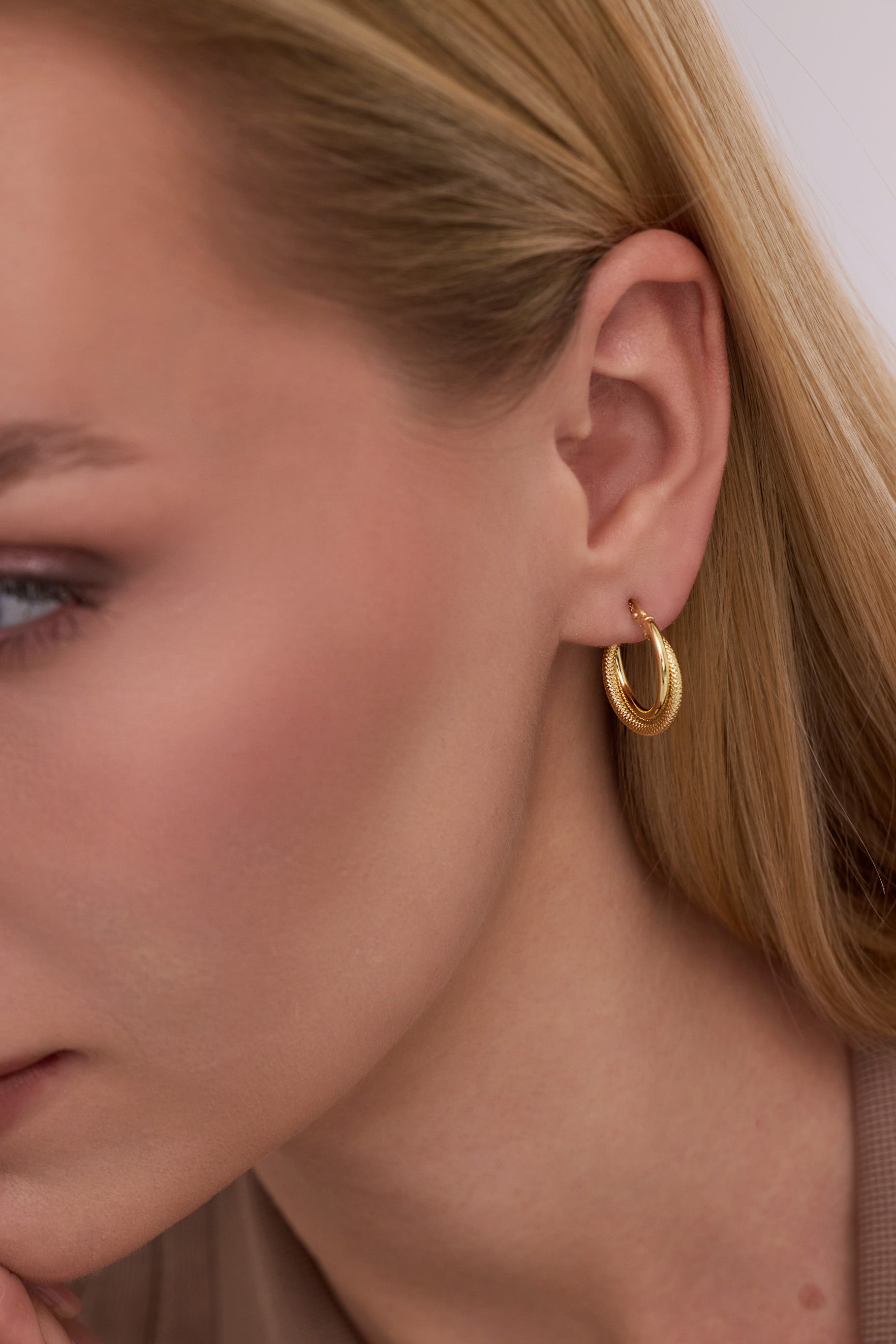 İkili Geçişli Kabartma Desenli Altın Küpe