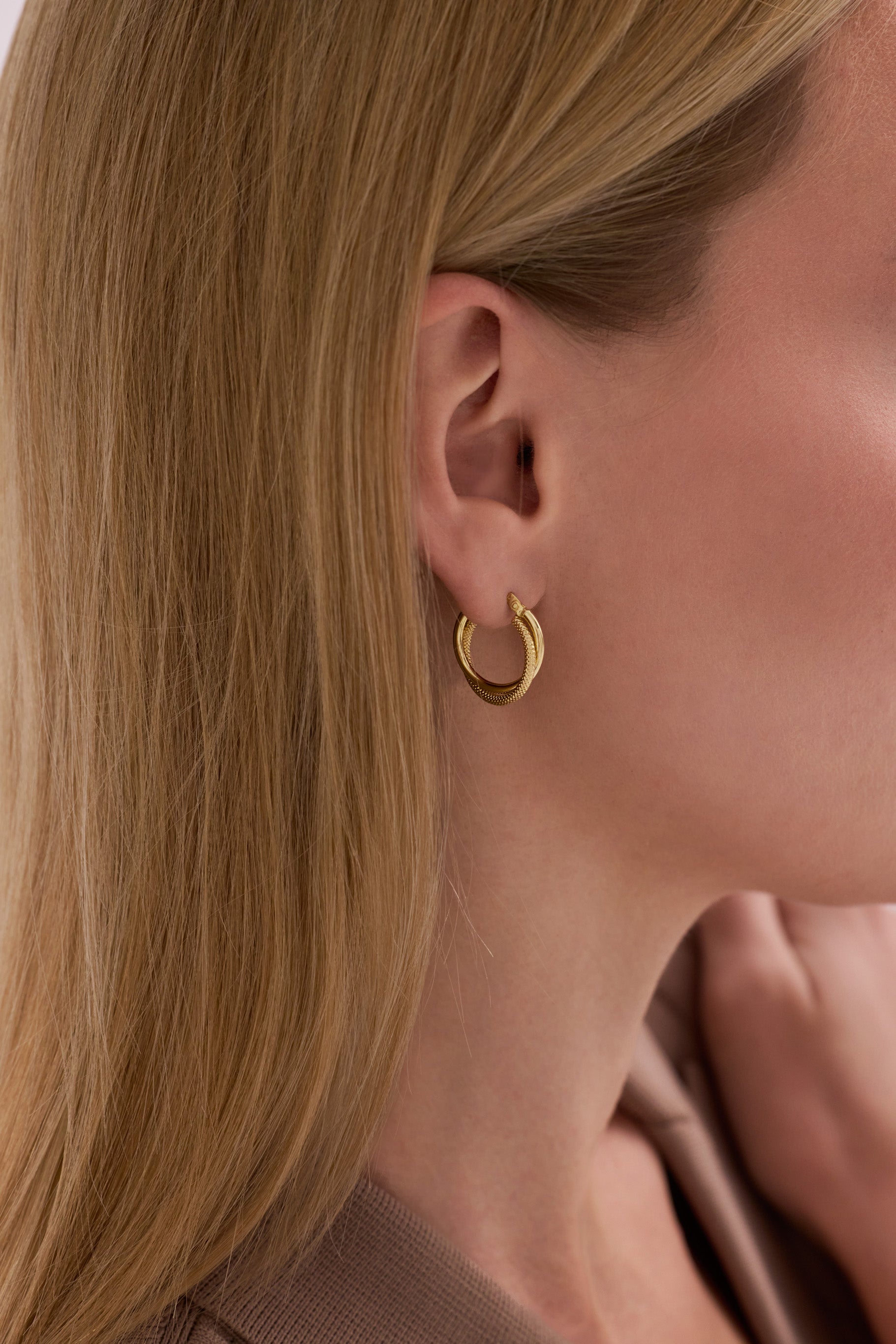 İkili Geçişli Kabartma Desenli Altın Küpe