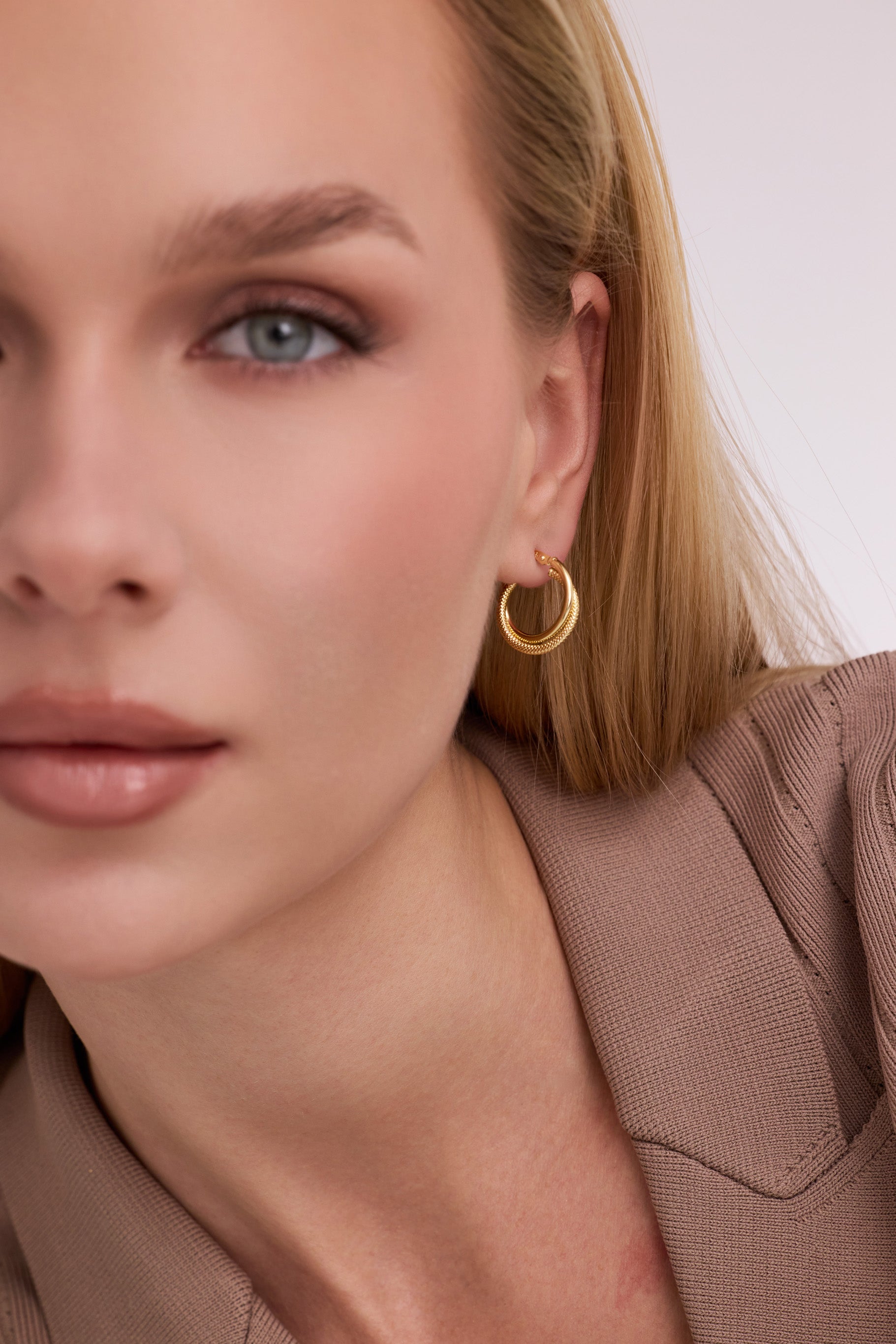 İkili Geçişli Kabartma Desenli Altın Küpe