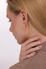 İkili Geçişli Kabartma Desenli Altın Küpe