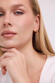 Geçişli Form Kabartma Desenli Altın Küpe