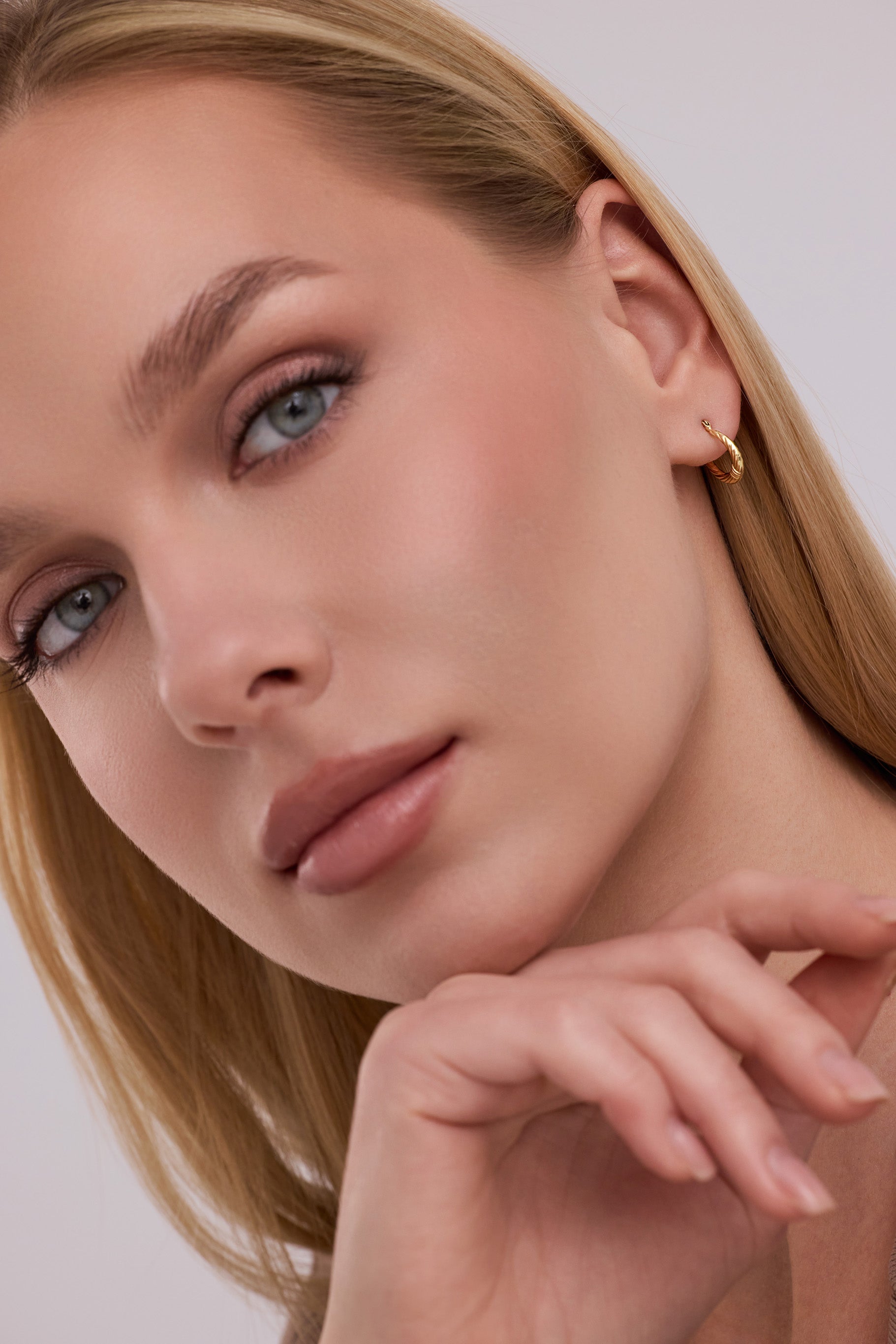 Dokulu Sarmal Kabartma Desenli Altın Küpe