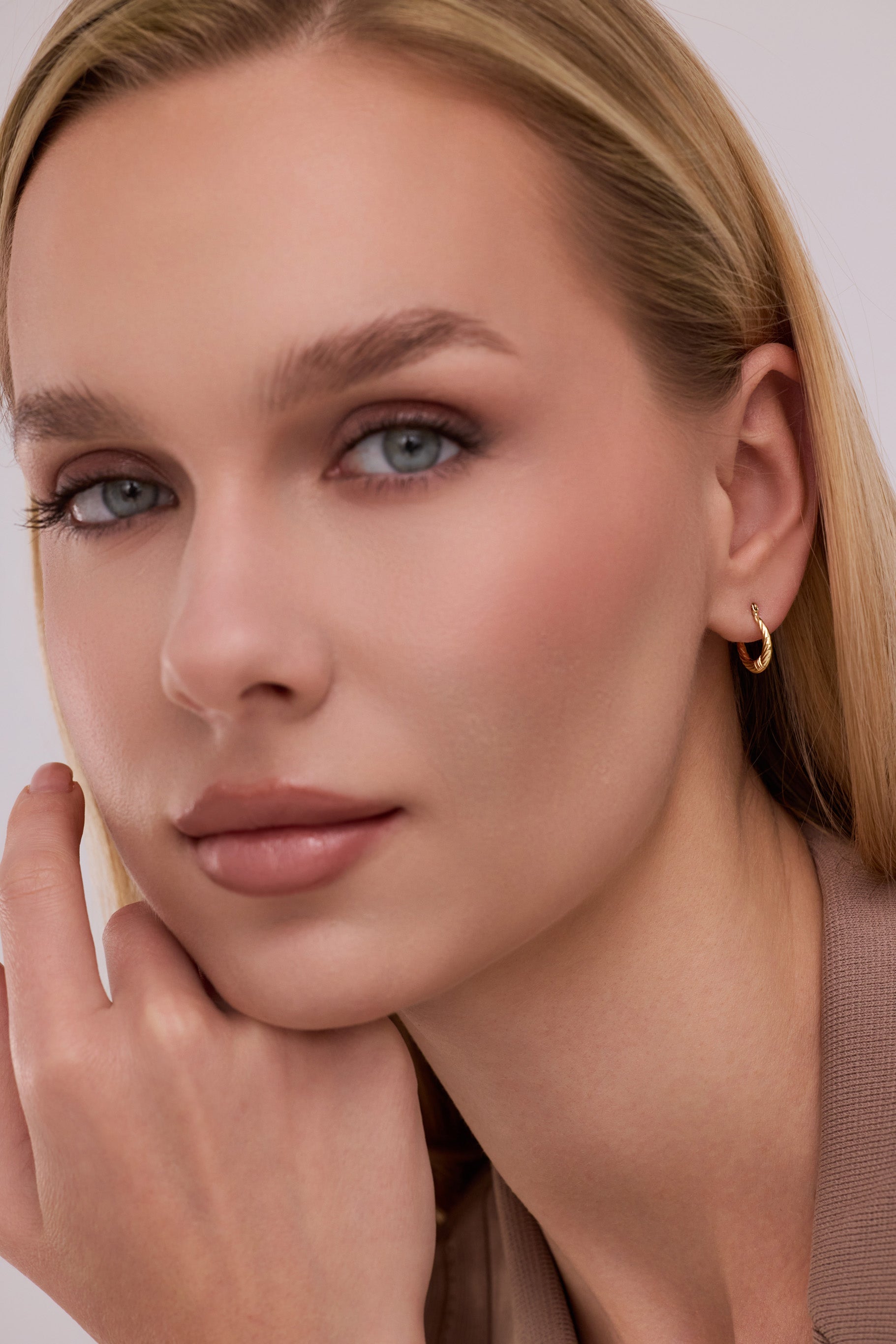 Dokulu Sarmal Kabartma Desenli Altın Küpe