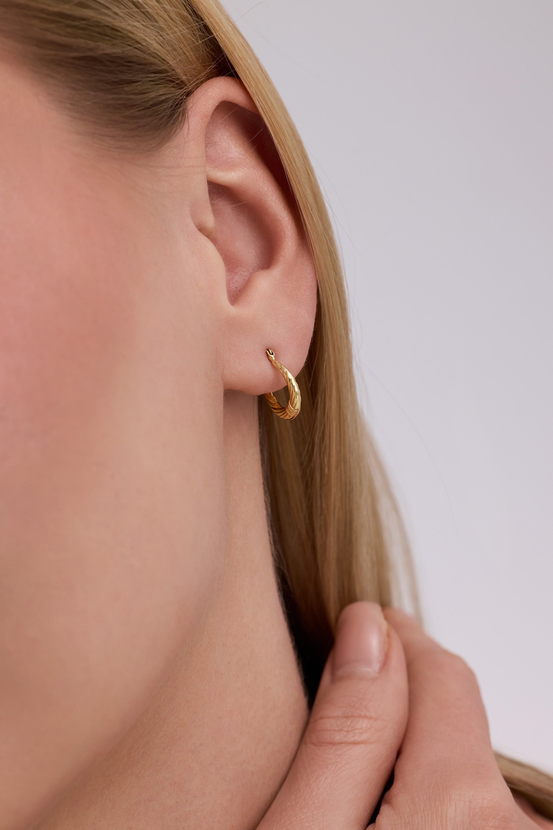 Dokulu Sarmal Kabartma Desenli Altın Küpe