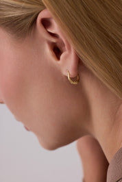 Dokulu Sarmal Kabartma Desenli Altın Küpe