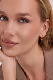 Kalp Formlu Kabartma Desenli Altın Küpe