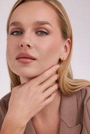 Kalp Formlu Kabartma Desenli Altın Küpe