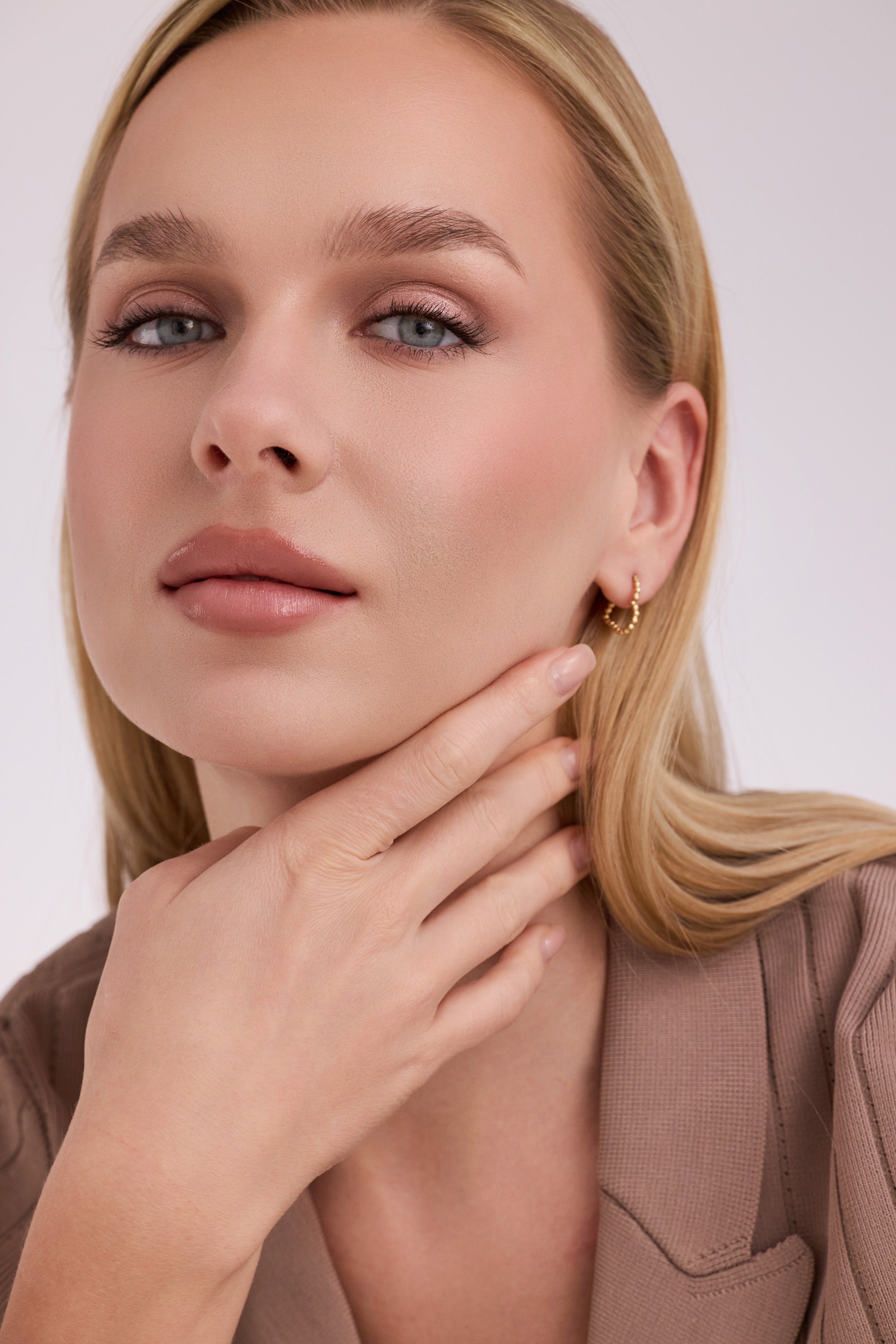 Kalp Formlu Kabartma Desenli Altın Küpe