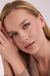 Kalp Formlu Kabartma Desenli Altın Küpe