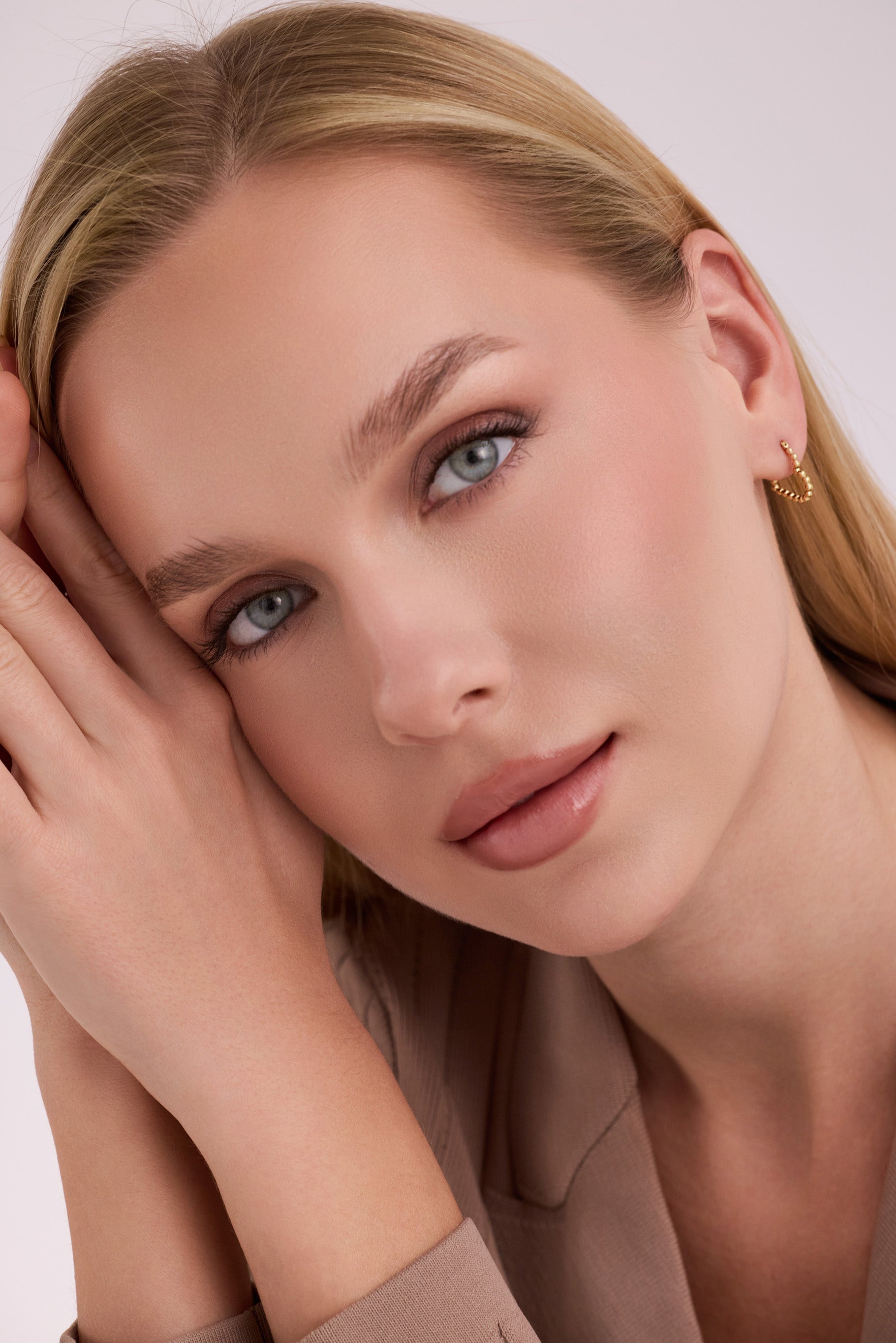 Kalp Formlu Kabartma Desenli Altın Küpe