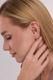 Kalp Formlu Kabartma Desenli Altın Küpe