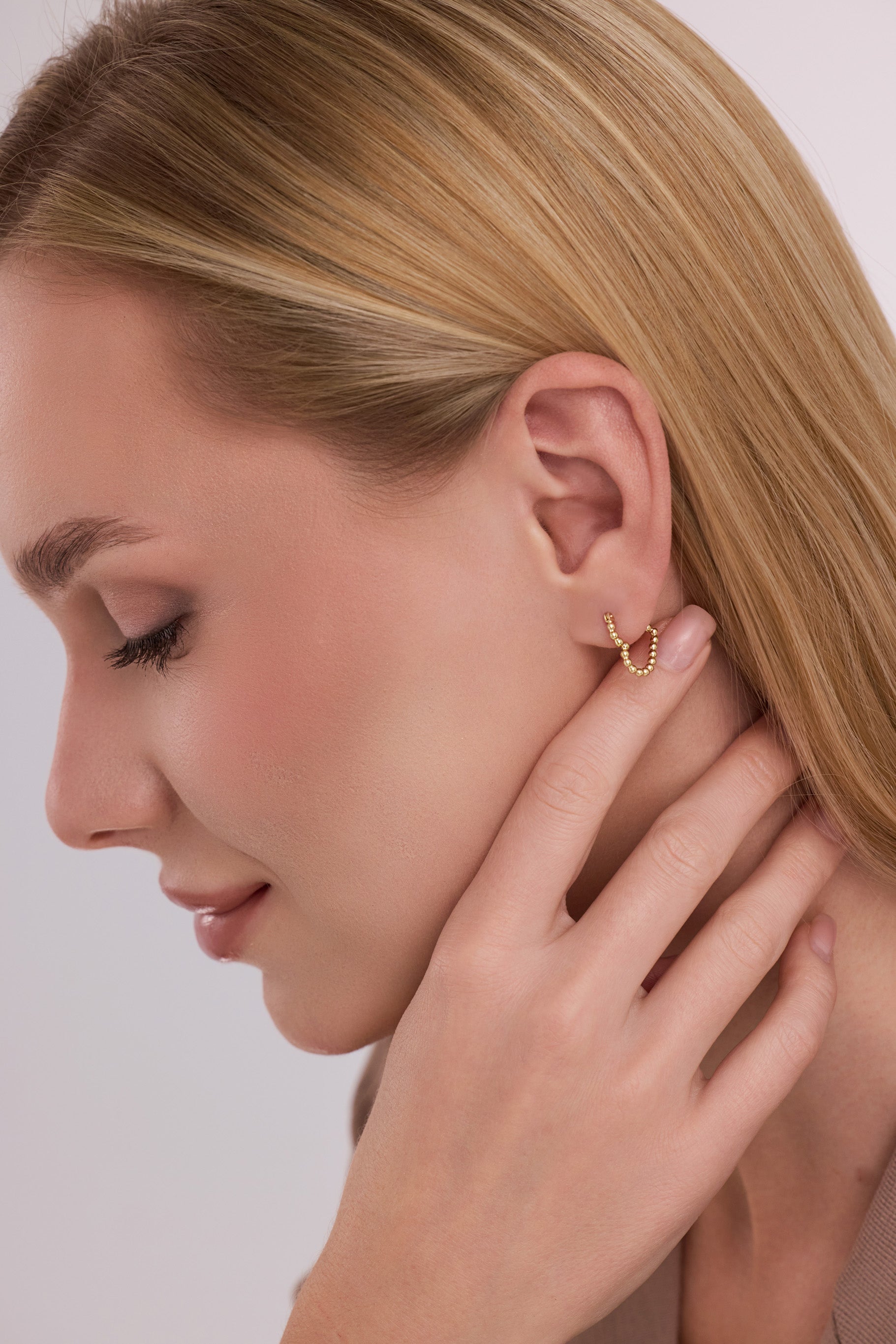 Kalp Formlu Kabartma Desenli Altın Küpe