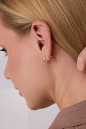 Kalp Formlu Kabartma Desenli Altın Küpe