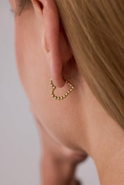 Kalp Formlu Kabartma Desenli Altın Küpe