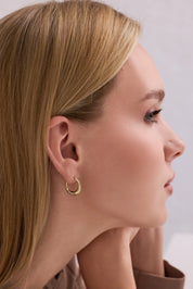 Altın Geçişli Doku Detaylı Modern Halka Küpe