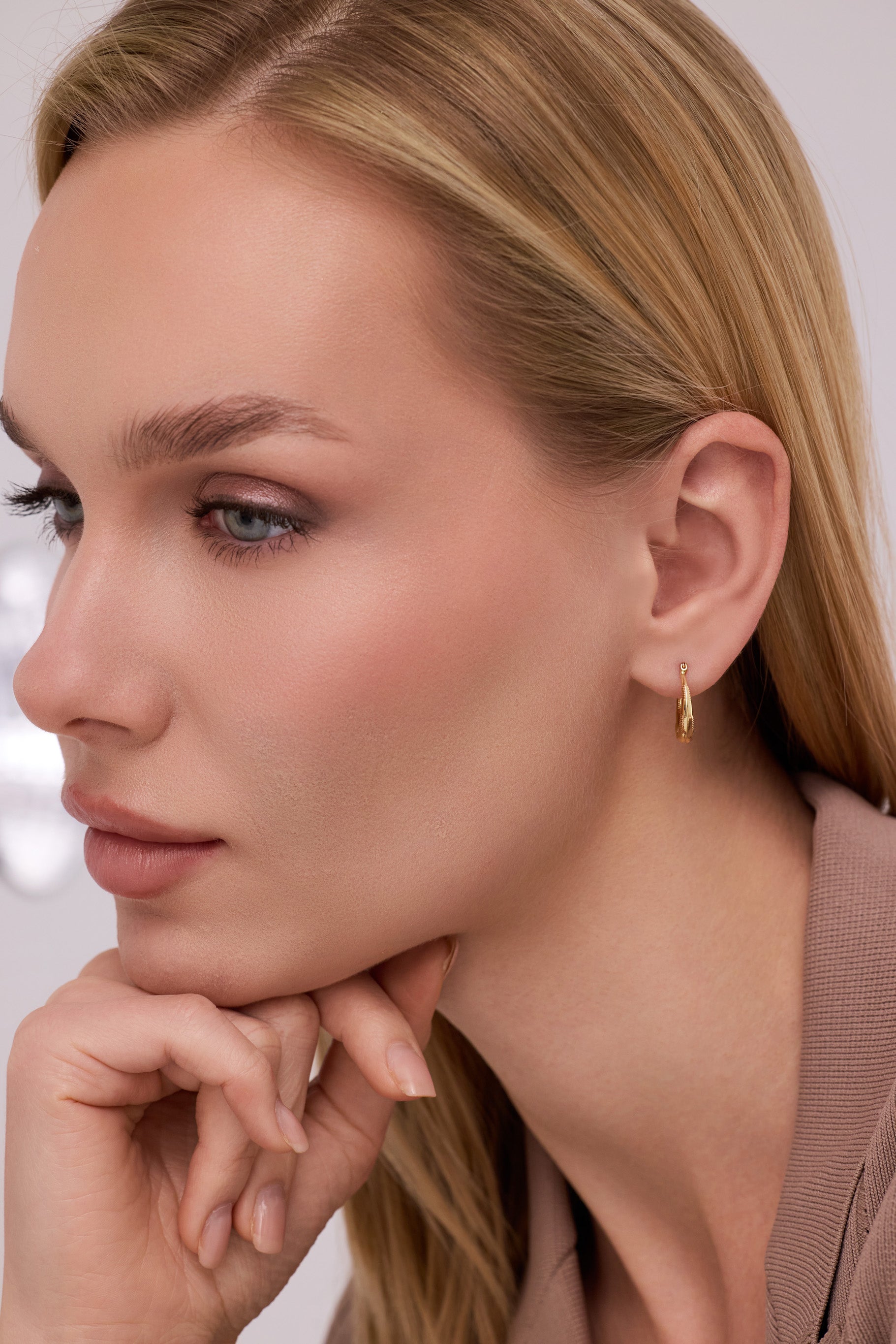 Altın Geçişli Doku Detaylı Modern Halka Küpe