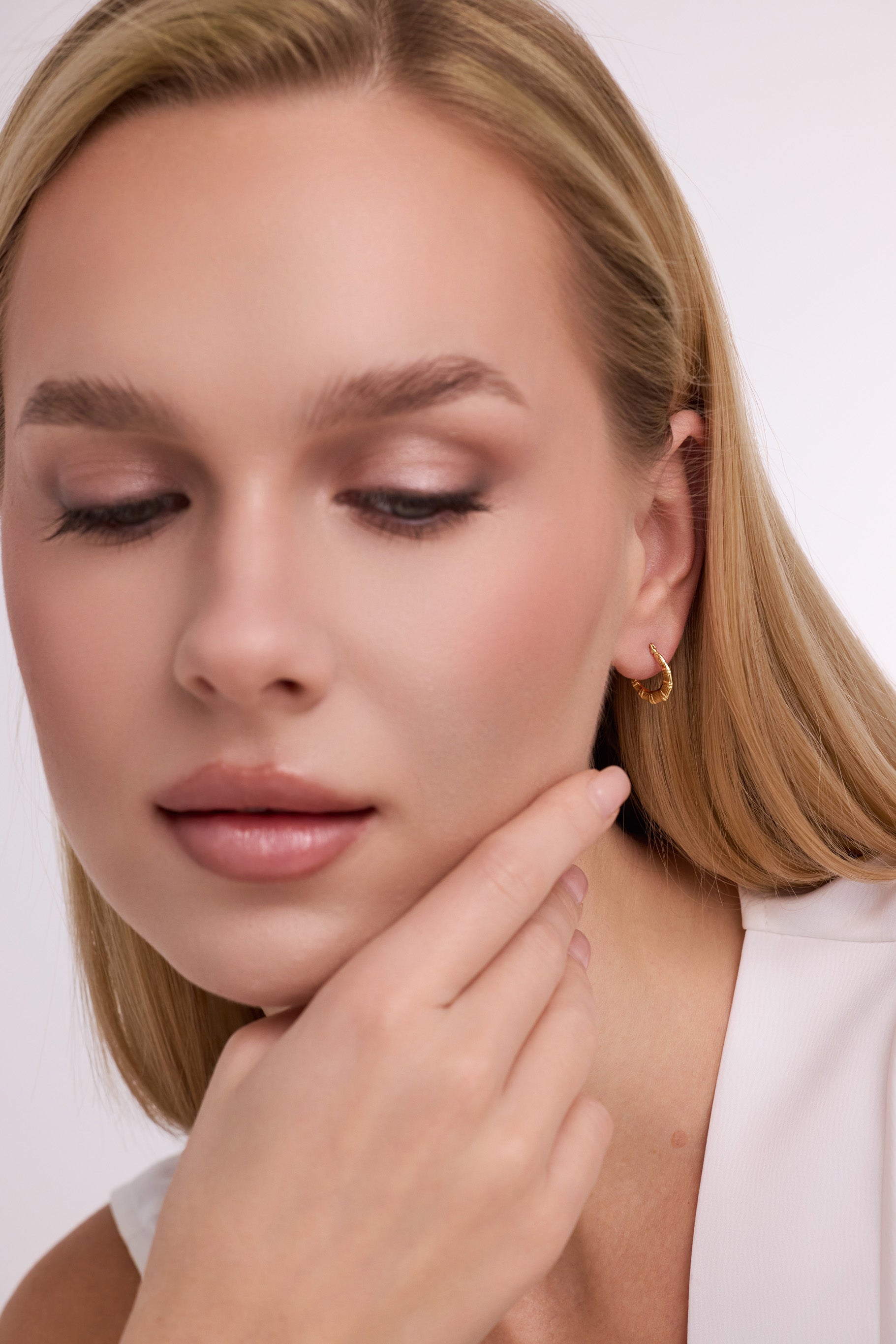 İnce Bambu Form Kabartma Desenli Altın Küpe