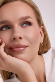 İnce Bambu Form Kabartma Desenli Altın Küpe