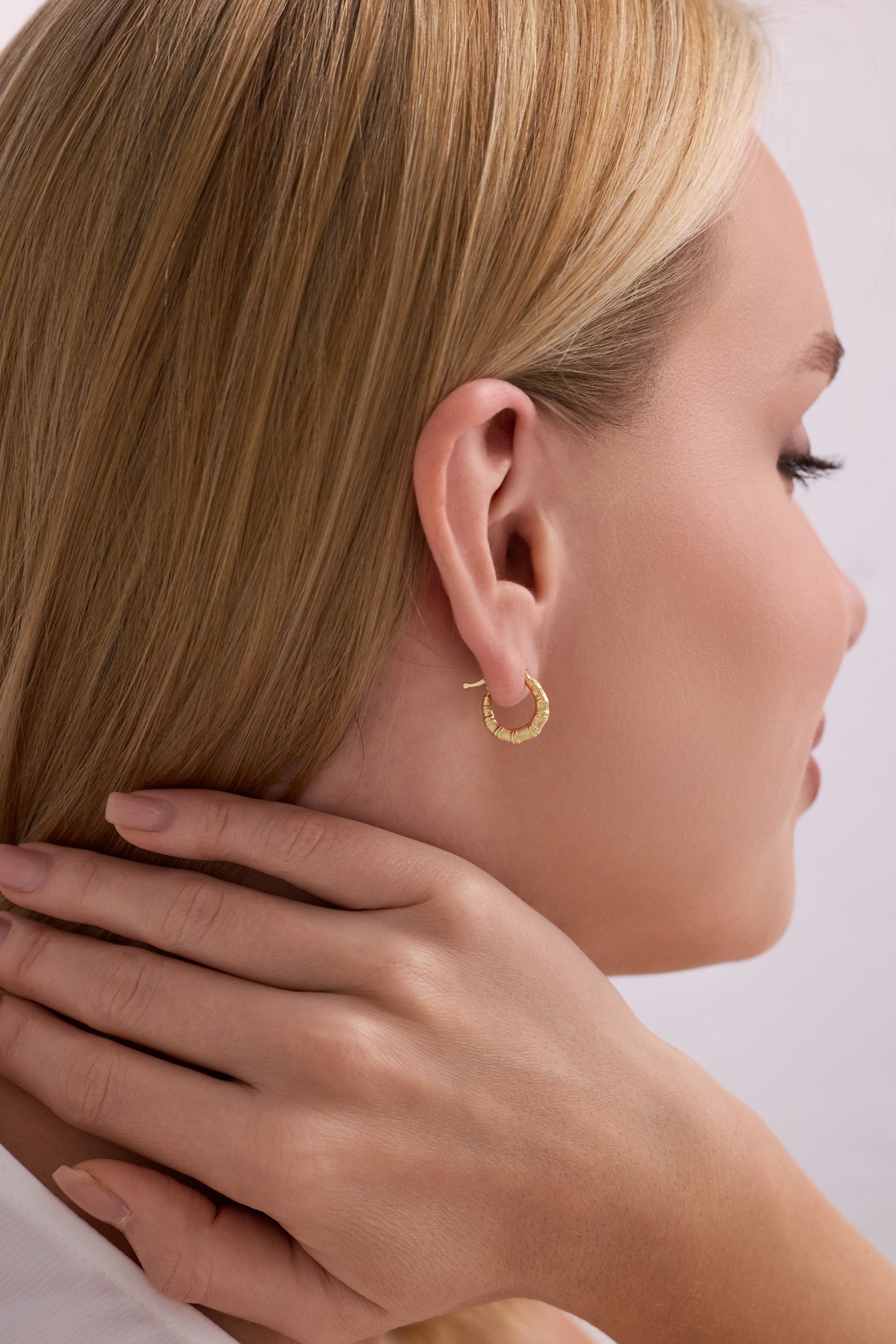 İnce Bambu Form Kabartma Desenli Altın Küpe