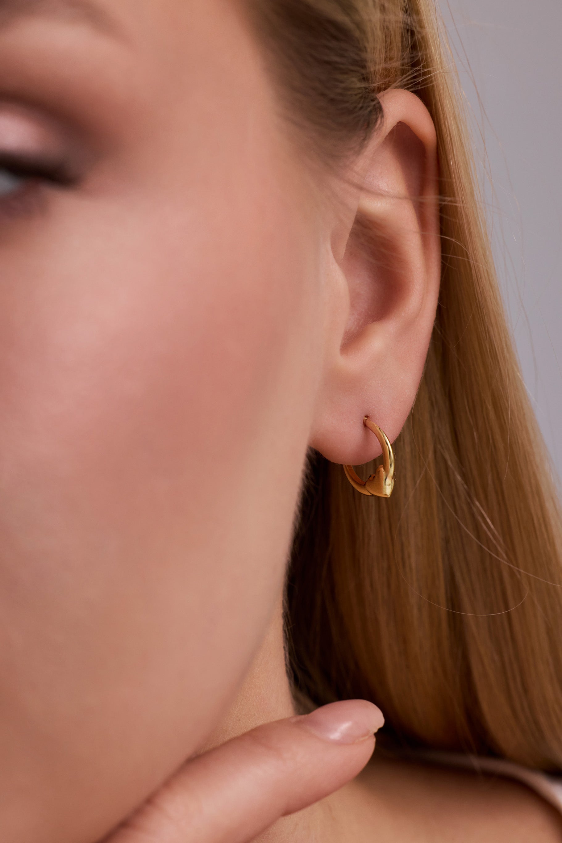 Kalp Figürlü Kabartma Desenli Altın Küpe