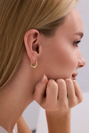 Kalp Figürlü Kabartma Desenli Altın Küpe