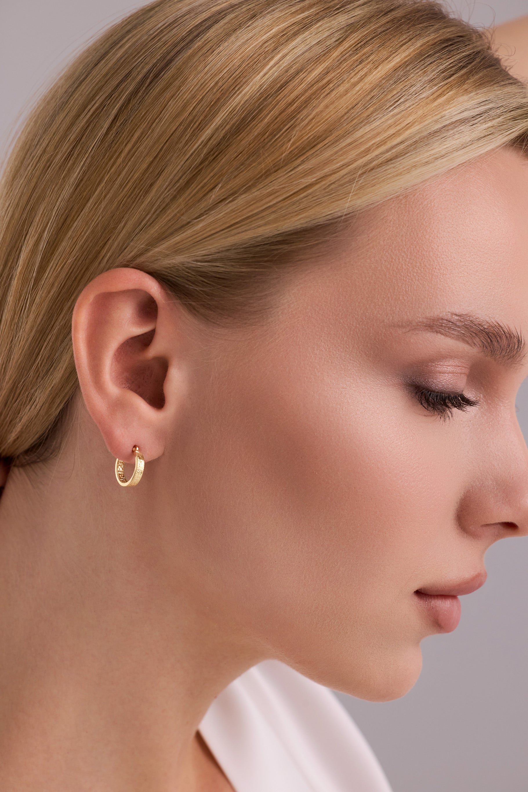 Altın Kabartma Desenli Altın Küpe