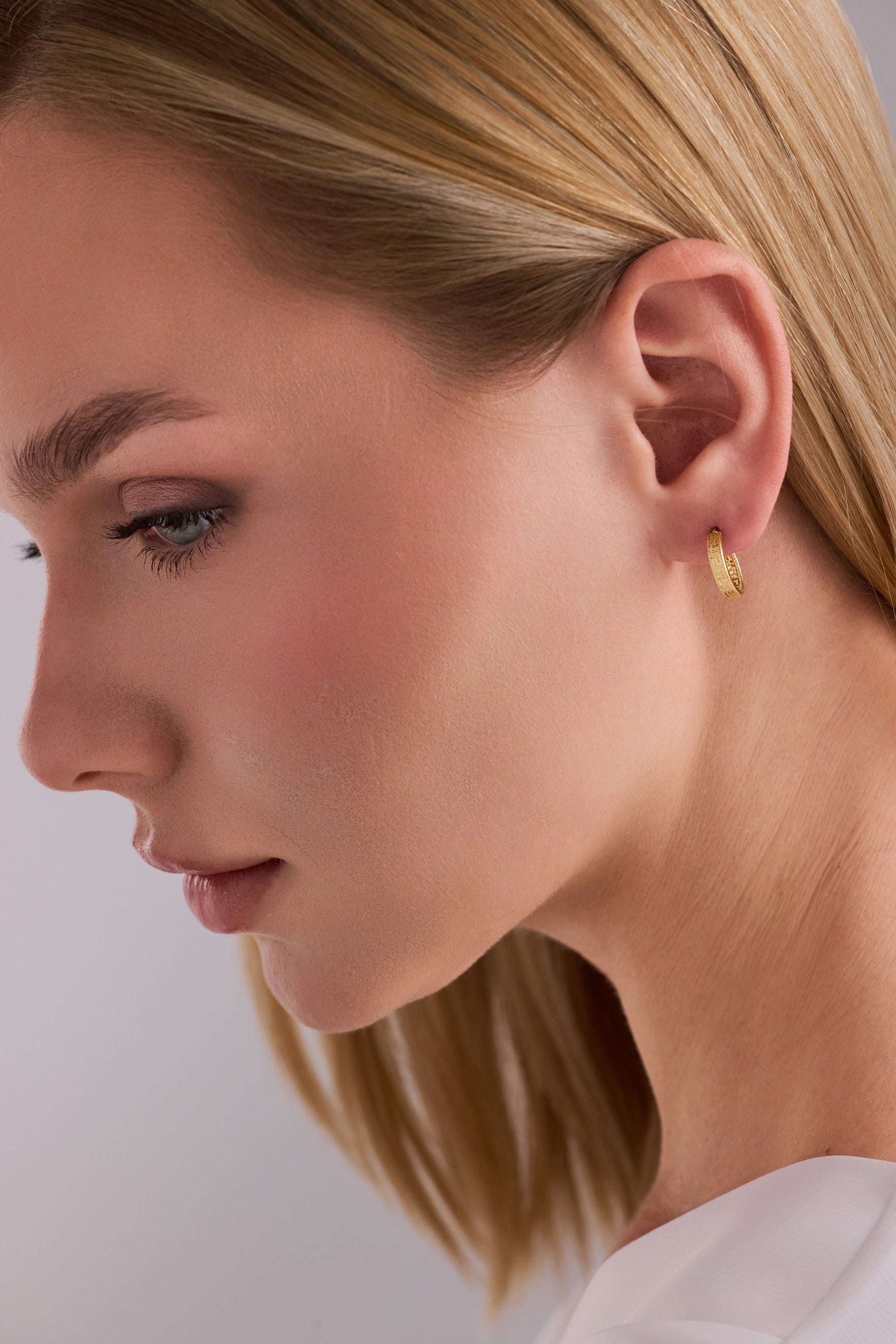 Altın Kabartma Desenli Altın Küpe