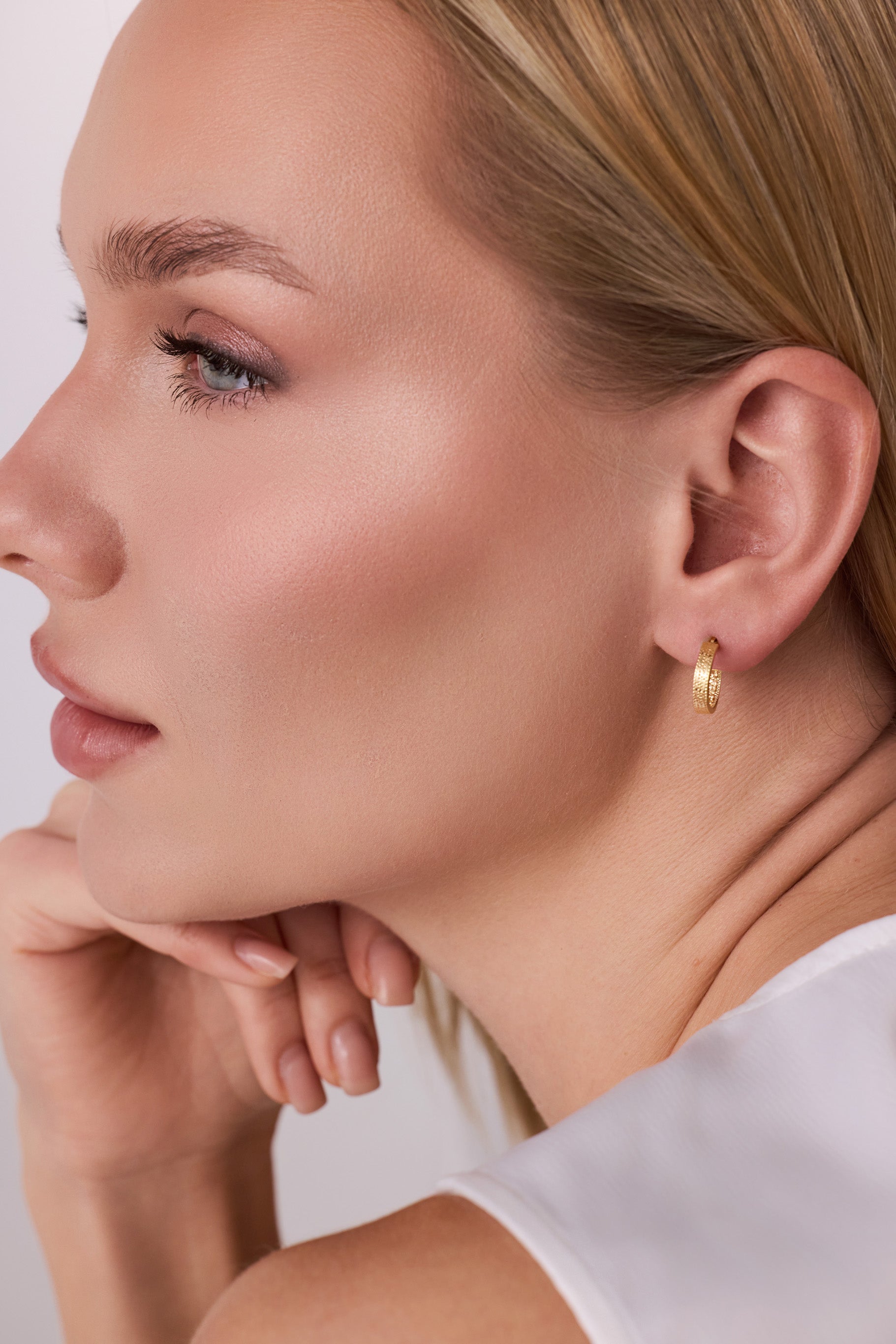 Altın Kabartma Desenli Altın Küpe