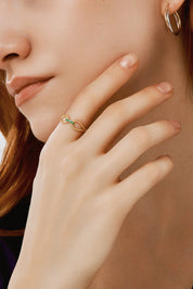 Burgu Formlu Yeşil Taşlı Yüzük