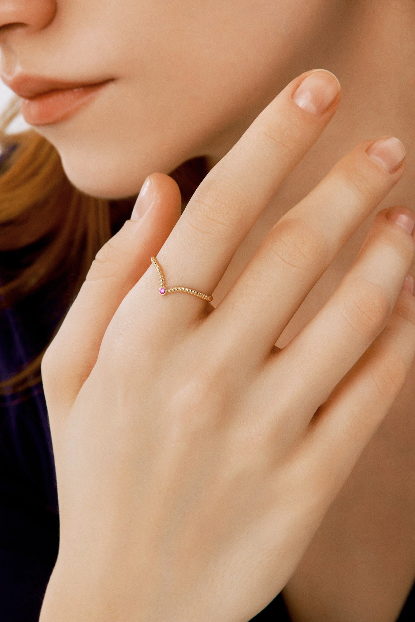 Pembe Taşlı Minimal Burgu Yüzük