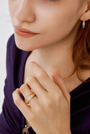 Taşlı Orta Panel Bombeli Modern Tasarım Yüzük