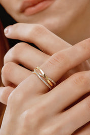 Üç Sıralı Taşlı Çapraz Tasarım Yüzük