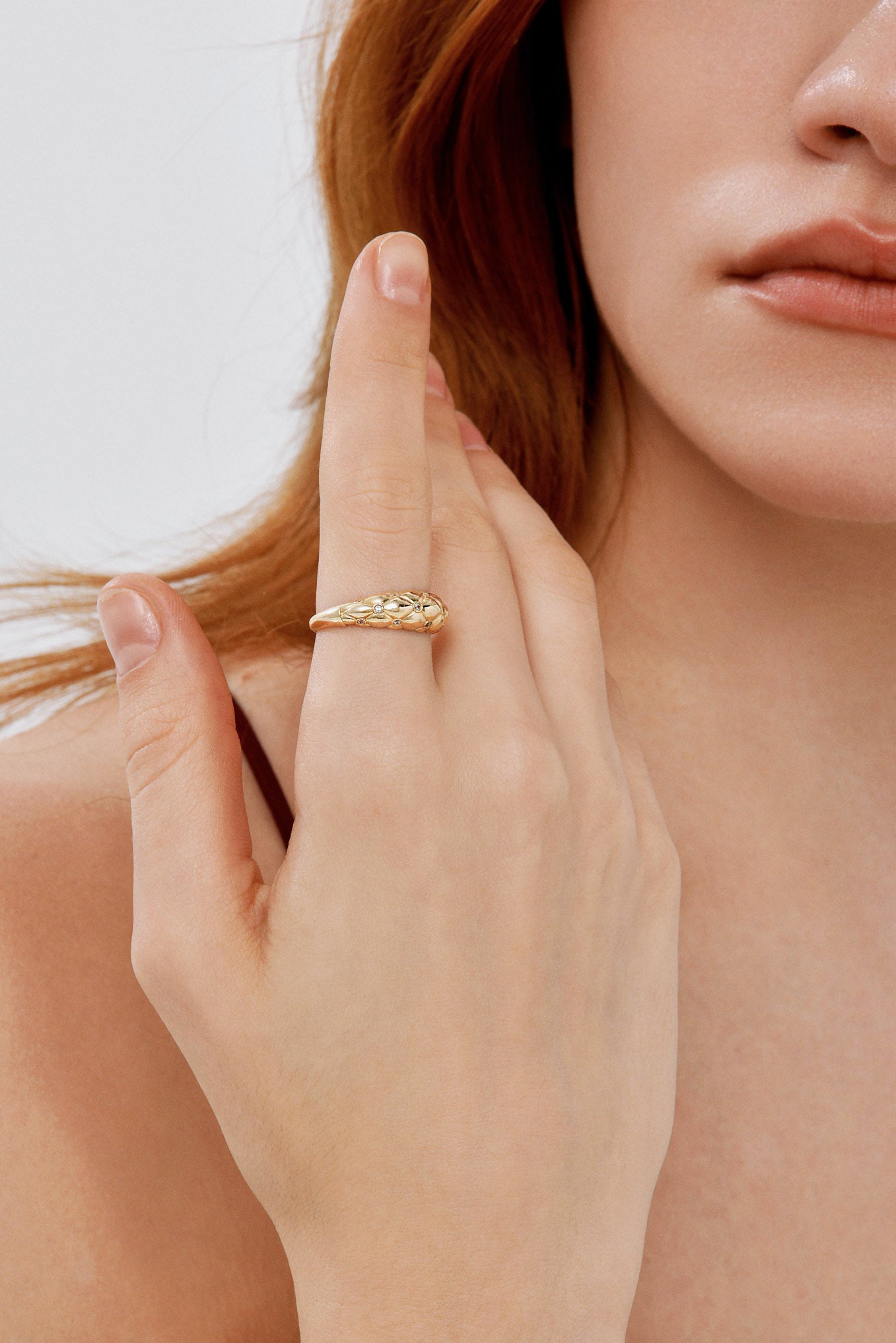 Kabartmalı Desenli Taşlı Yüzük