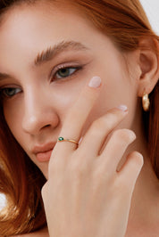 Damla Kesim Yeşil Taşlı Minimalist Altın Yüzük