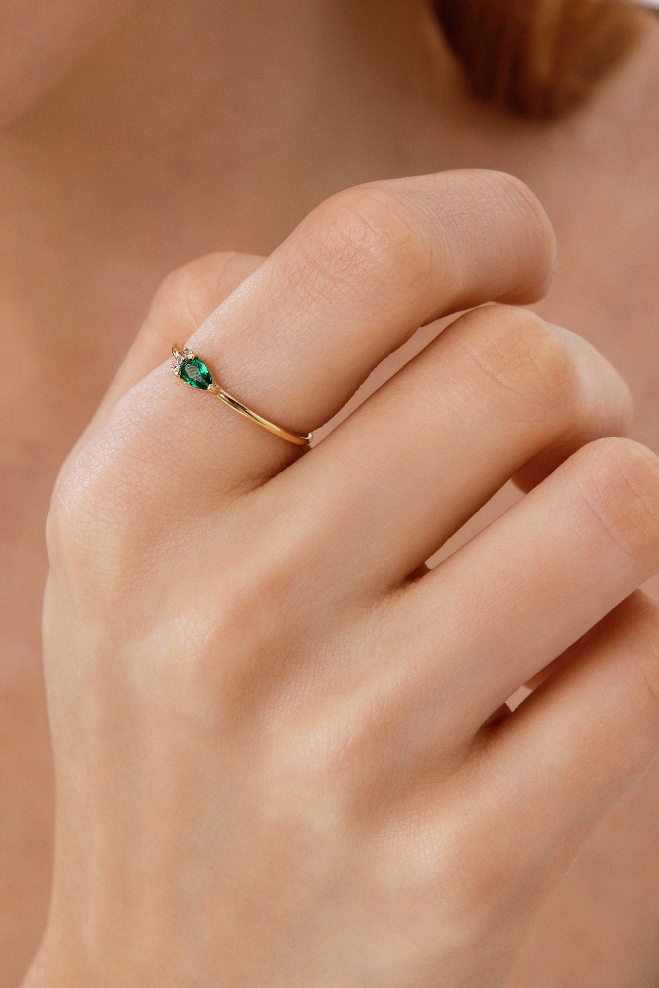 Damla Kesim Yeşil Taşlı Minimalist Altın Yüzük